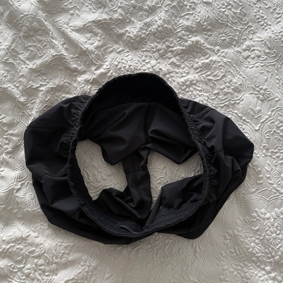 lululemon athletica Hotty Hot Low-Rise Unlined Short 2.5" Black Shorts Sz 6 - Picture 8 of 13